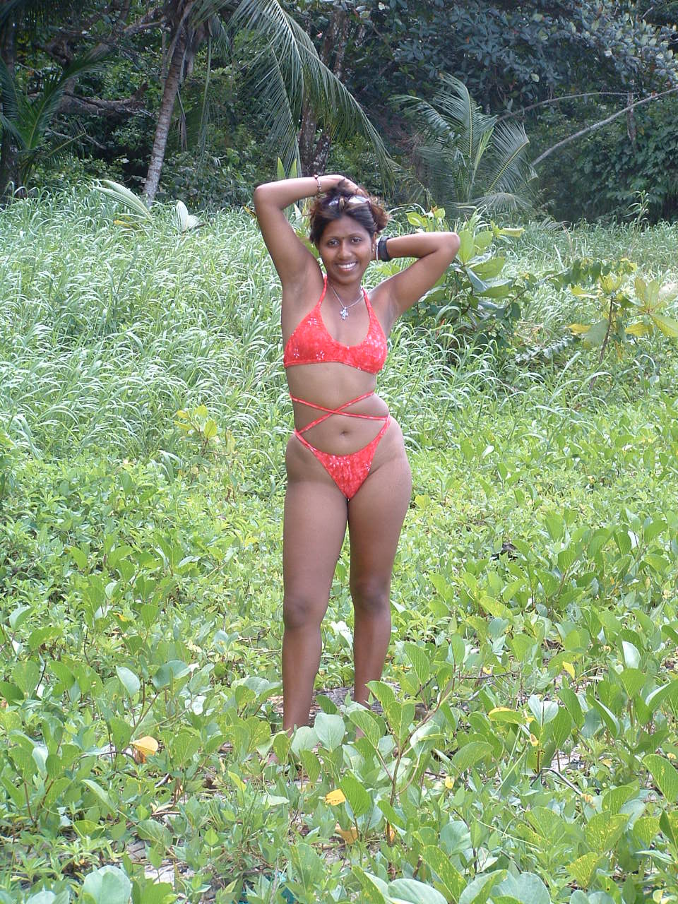 Голая бабенка из Тринидада в лесу показывает все