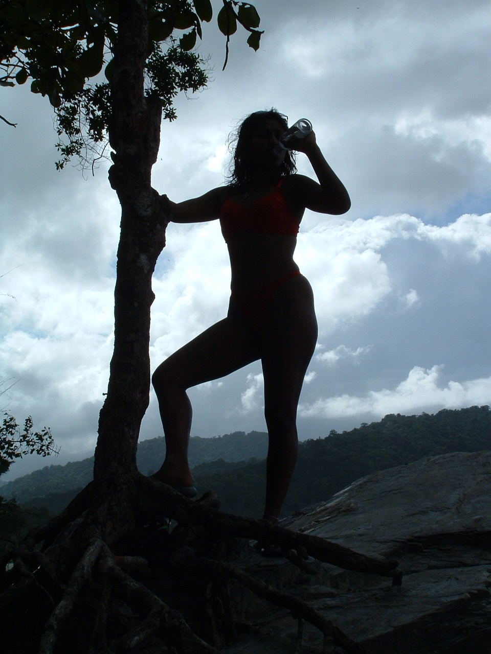 Голая бабенка из Тринидада в лесу показывает все
