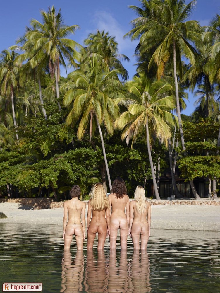 Четыре голые девушки на пляже