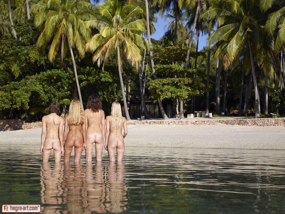 Четыре голые девушки на пляже