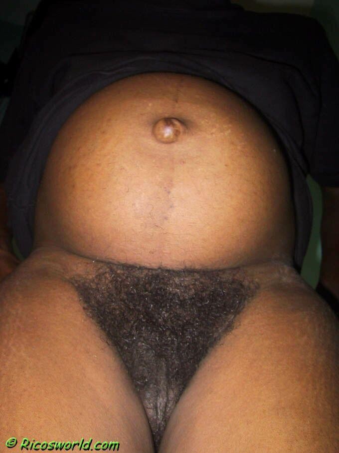Худая гаитянская женщина с волосатой пиздой во время беременности и после