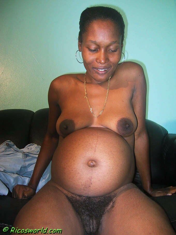 Худая гаитянская женщина с волосатой пиздой во время беременности и после